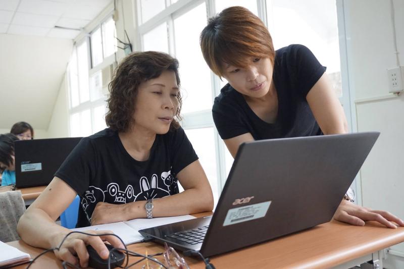 數位課程推動，指導學員電腦操作。
