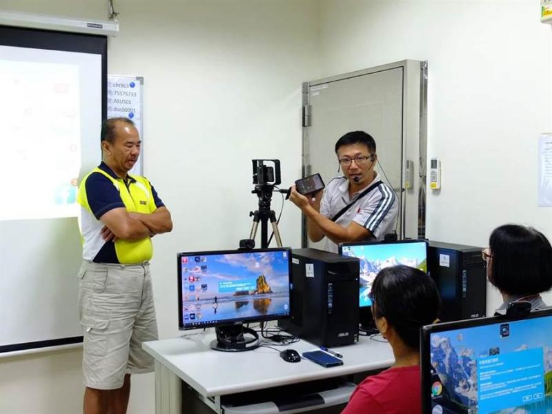 通霄數位中心以公民記者課程，教導學員以數位科技探索、紀錄在地人文。