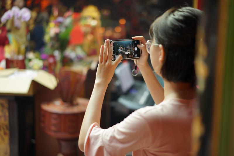 竹山DOC利用每年鎮上最大文化慶典「城隍爺生」開設在地文化影像記錄專班，在農曆6月15日當天，由課程助教示範宮廟內的光線掌握技巧。