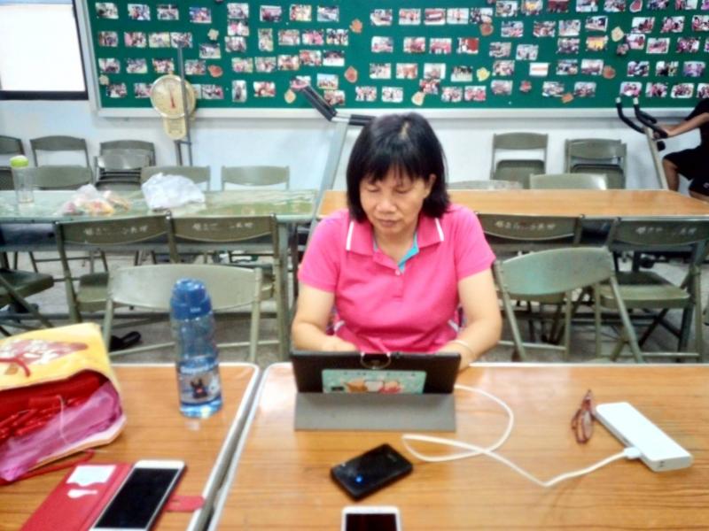 許沛晴老師在石光社區上課，莊麗玉學員很認真上平板電腦課。