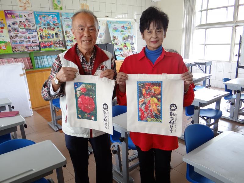 圖為竹崎數位機會中心學員，林日東先生，與太太一同參與熱轉印課程，留下的課程花䋈照片。
