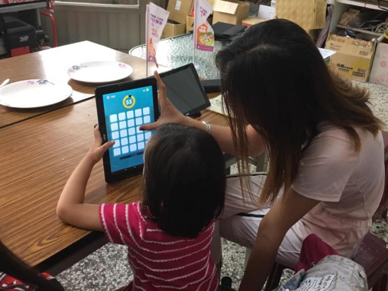平板借用拉近親子距離，這位媽媽學員讓小朋友從小建立平板使用的正確觀念，用眼三十分鐘要休息十分鐘。