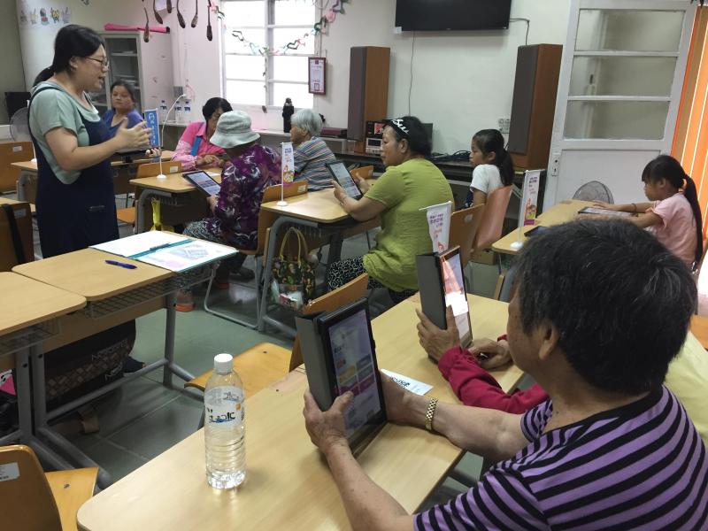 光復DOC前往大興社區開設電子書課程，阿姨們很認真的操作平板電腦!