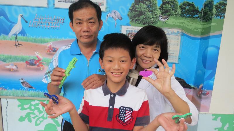 學員湘雲，先生和孩子一起參加3D列印課程後作品合照