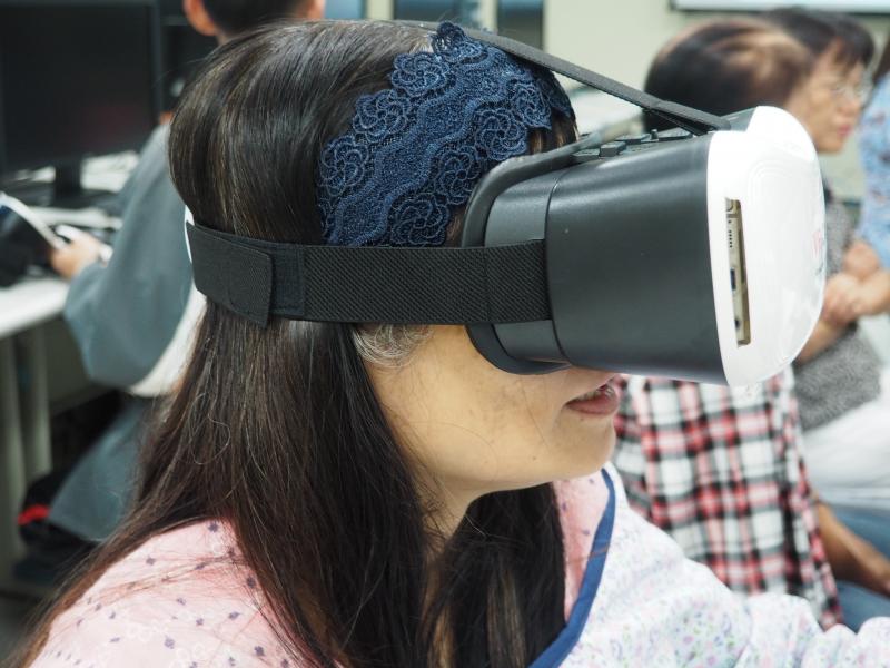 學員體驗VR虛擬實境眼鏡