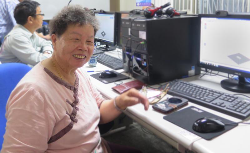 魚池DOC的忠實學員湯屘阿嬤，阿嬤已經70幾歲了，對數位科技都充滿了好學心，她常常說：「現在的科技發展的太快了，我要來多多學習才會不被社會淘汰」