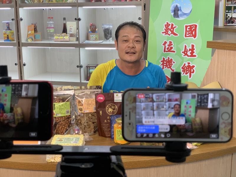 國姓鄉南港村學員店家張豐巖參加教育部數位影音直播競賽，經過課程中的學習，參賽信心滿滿。