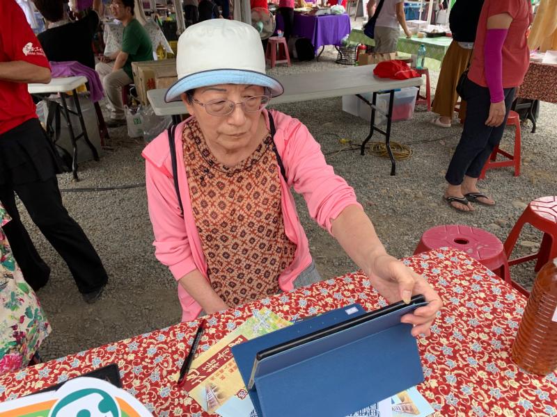 76歲的林阿嬤，住國姓鄉北港村， 鄉公所921紀念20週年活動，來現場體驗DOC提供平板學員樂趣。