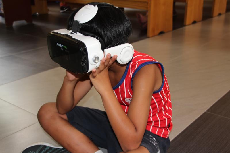 拍攝地點：馬里光 DOC / 馬里光
馬里光 DOC 開設「吉娃斯愛科技活動營-輻射的深情告白」課程，安排學員體驗新興科技觀看吉娃斯愛科學動畫，學員沉浸在 VR 新奇的世界裡。
