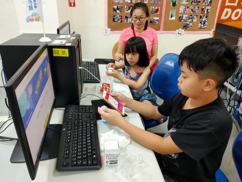 母親帶著孩子們，來體驗程式設計機器球