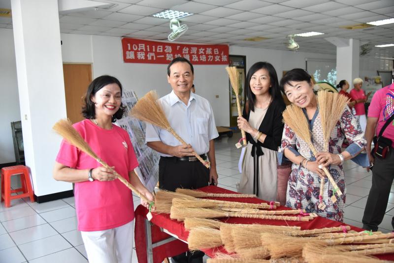 三灣 DOC 也致贈給訪視委員及貴賓們今年開發的特色商品蘆葦花小掃帚及客製化雷雕吊牌