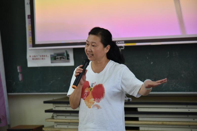 資深學員蕭愛珠上台與大家分享心得