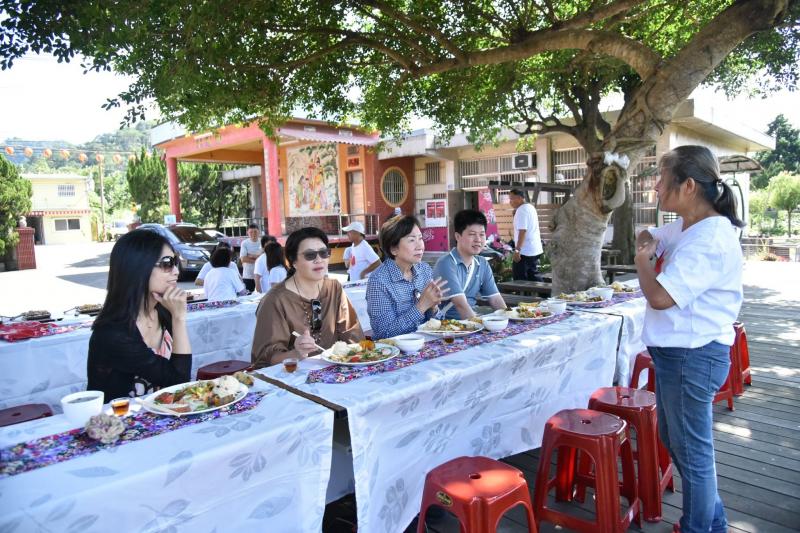 訪視委員們一起享受沙坑紅寶的特色茶餐及優美的環境