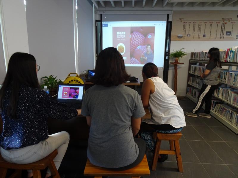 學員認真聽講師教課