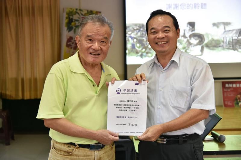 頒發學習證書給學習十年以上的學員。