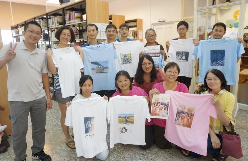 學員將自己與家人的合照印製在T恤上面