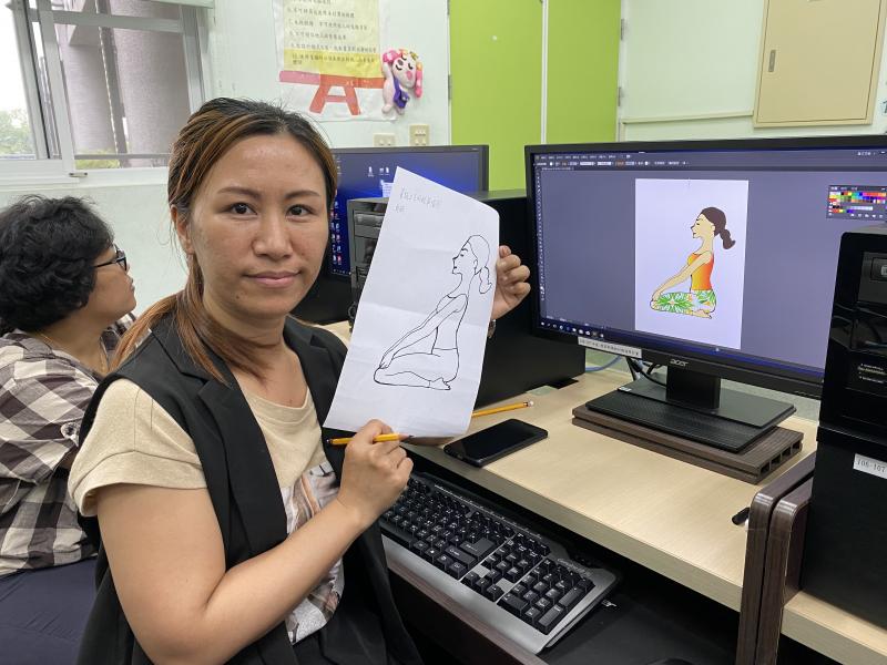 霧臺DOC，10月，霧臺手繪設計，這位學員極為喜愛瑜珈，她參考網路上的圖，以自己的形象畫出圖樣，在講師和學員的協助下，完成作品。