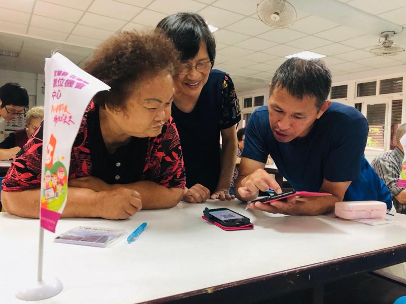 蘇澳DOC來到南寧社區，教阿公阿嬤使用LINE還有一些基本功能，例如加好友、打電話傳貼圖等等，阿公阿嬤們相互切磋學習，一起活到老學到老。
