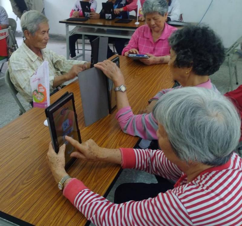 鳳林DOC在108年4月3日開辦數位生活APP課程，以銀髮學員為主上課，阿公阿媽學習用平板找資料，玩的好開心。
