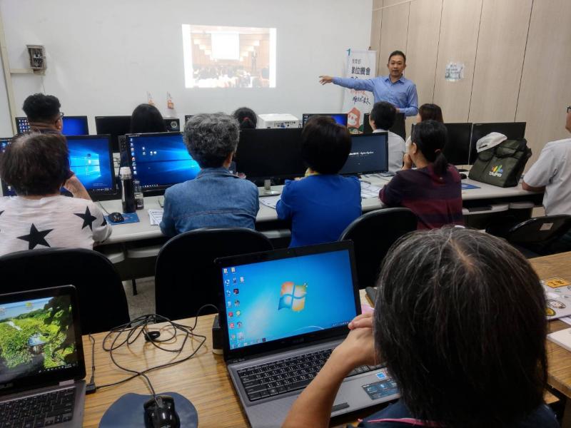 鳳林DOC-5月29日辦公事達人基礎班，學員出席踴躍，電腦日新月異基礎課還是非常重要，學員個個專心聆聽。