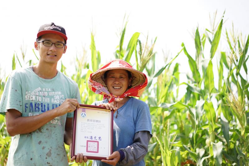 今年龍安DOC參與教育部從DOC看台灣數位應用競賽-得到直播組佳作，當我們把最後一張獎狀送達時，田裡的陽光、泥土及即將結穗的玉米看起都好美，散發著作物豐盈的味道。