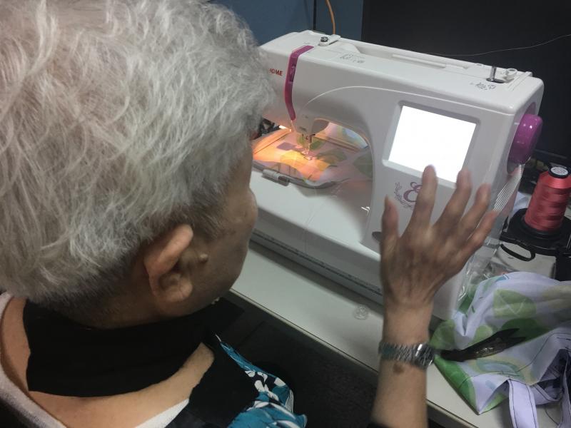 三芝數位機會中心
拍攝地點:蝴蝶媽媽工作坊
科技真的是越來越進步了，自動刺繡機也變得如此嬌小。用了一輩子的傳統縫紉機，第一次使用自動縫紉機，又緊張又期待。