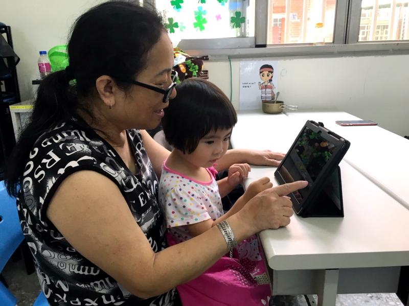 魚池DOC開設「愛上平板電腦」課程，學員帶著小孫女一同學習，讓祖孫感情更加密切。