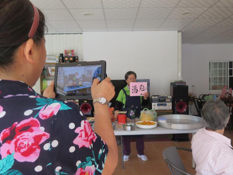 魚池DOC在大雁村開設數位美食料理課程，帶領學員製作在地美食，使用手機或平板記錄食譜與烹飪過程後上傳到APP。