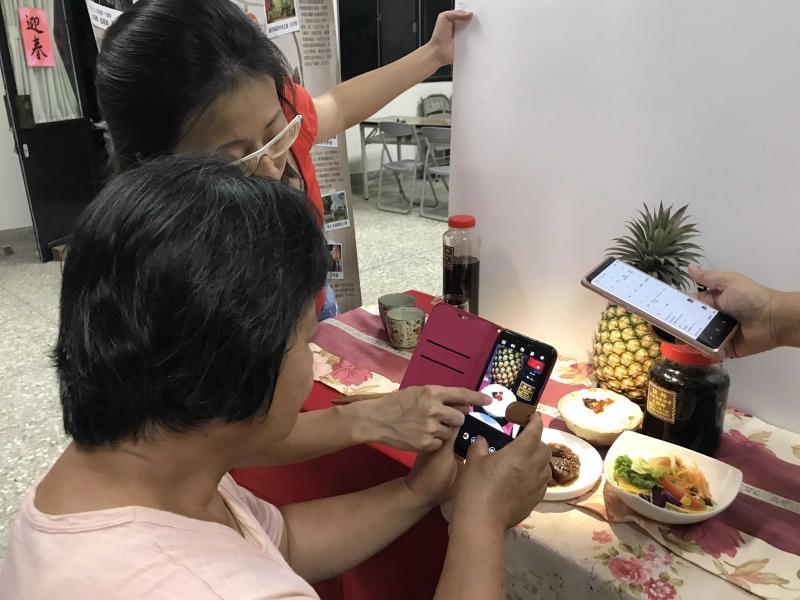 在錦梓社區的行動分班課程林總幹事協助學員，學習手機平板將在地的農產品「醬鳳梨」拍照上傳社群平台做宣傳，學員直說看起來就很好吃。