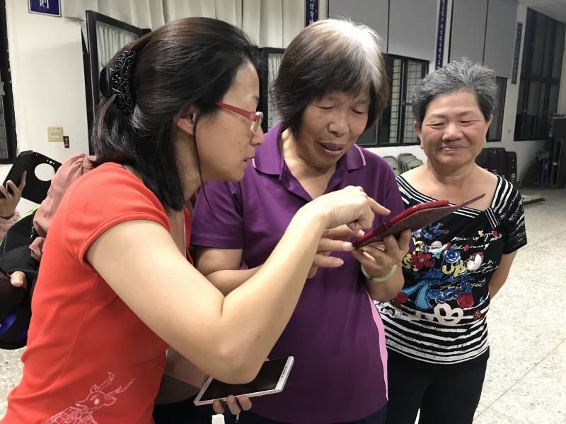 透過行動分班的資訊課程深入名間鄉的錦梓社區，也運用手機平板的生活應用，讓老中青三代的學員能夠有一同學習的話題與課程。