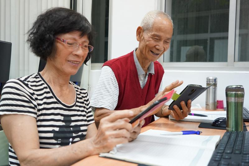 退休超過15年的林老師是竹山DOC的「常客」，他用實際的學習活力表現了退而不休，終生學習的好典範。