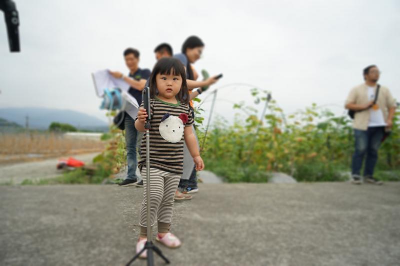 DOC的志工小旅行總會出現各式數位「怪機絲 」，小女孩對360環景相機充滿好奇。