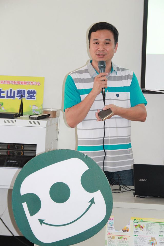 成功大學歷史系的教授陳恒安教授,和學員們分享生活科學講座。