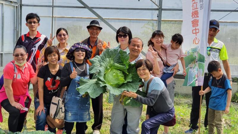 學員們開心與講師學習有機蔬果種植及辣椒加工食品 從產地到餐桌的食農教育守則