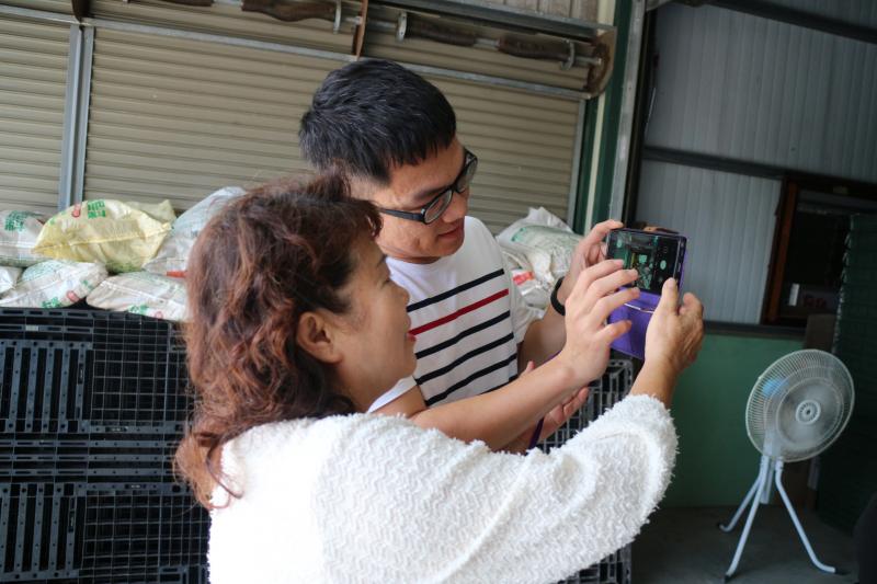 麻豆DOC開設手機拍照課程，
講師賴政達，指導學員下載【snapseed】APP，
學員透過課程，學會簡單照片修圖等功能。