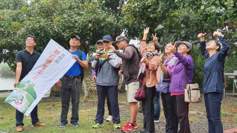 實地拍攝操作 學員開心與空拍機揮手