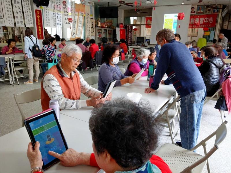 學員認真體驗自己的遊戲內容。