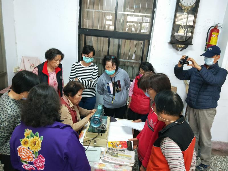 學員李玉美帶領學員製作布口罩