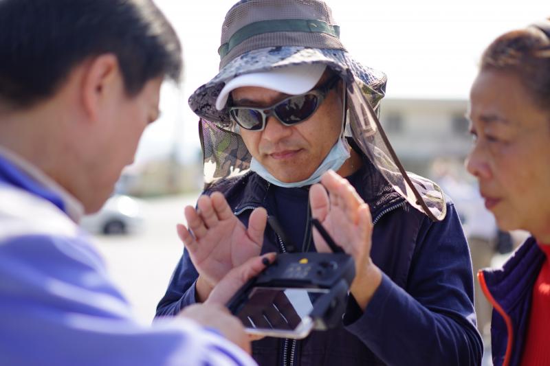 接連二週在新民DOC開設的無人機空拍課程，學員說：「為了避免搖控螢幕反光，影響空拍安全，帽子跟墨鏡也是基本配備哦！」