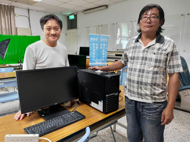 由家長代表領受主機設備。