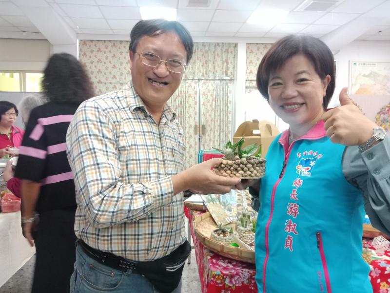 學員作品贈給鄉長留念