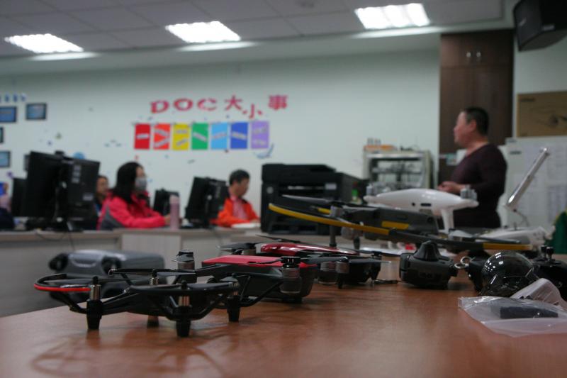 2/23蘇澳DOC空拍機初階應用課程，講師帶來個人收藏使用的五款不同年代的空拍機，在課堂中操作示範讓學員了解不同機型操作上的差異。