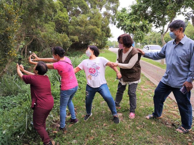 拍攝地點 : 銅鑼客家文化公園
數位攝影的課餘練習時間，同學們為了抓拍陡坡旁的相思樹開花，主動幫忙一個扶一個，防止拍攝的同學滑落，形成這個團結又逗趣的畫面。