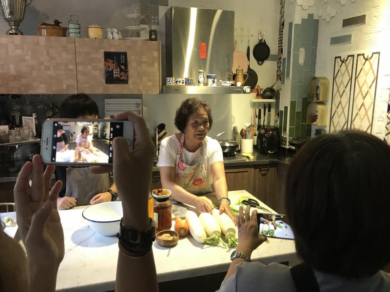 阿嬤的網紅初體驗，示範製作金棗蘿蔔泡菜