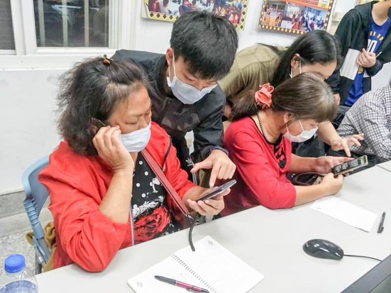 卑南DOC的「Instagram社群行銷」課程，育仁中學的小志工助教協助課程進行，幫助講師為學員個別指導。