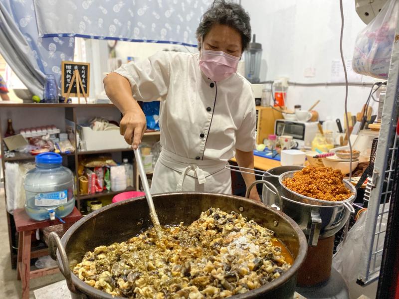 澎湖七美特產「螺阿給」，即是螺肉醬，學員透過鏡頭，拍下螺肉醬製作過程。

