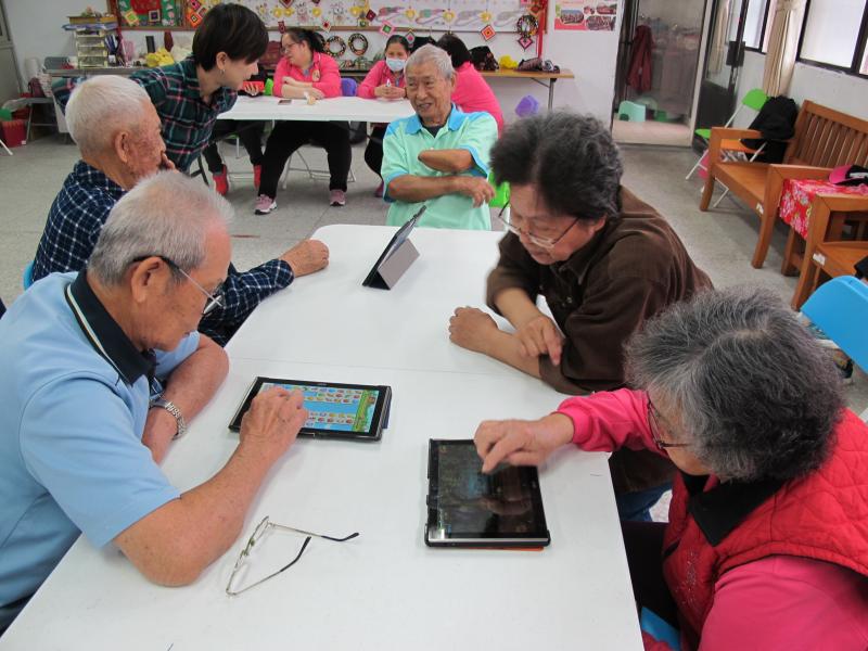銀髮站的爺爺奶奶最喜歡DOC來開課，透過玩一些簡單的小遊戲，長輩們彼此有聊天的話題。