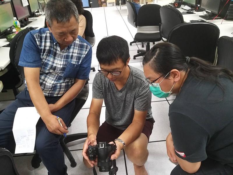 東勢DOC在疫情後迎來了不少新的學員，在「拍出生活的精彩」的課程中，學員認真學習操作專業的單眼相機！