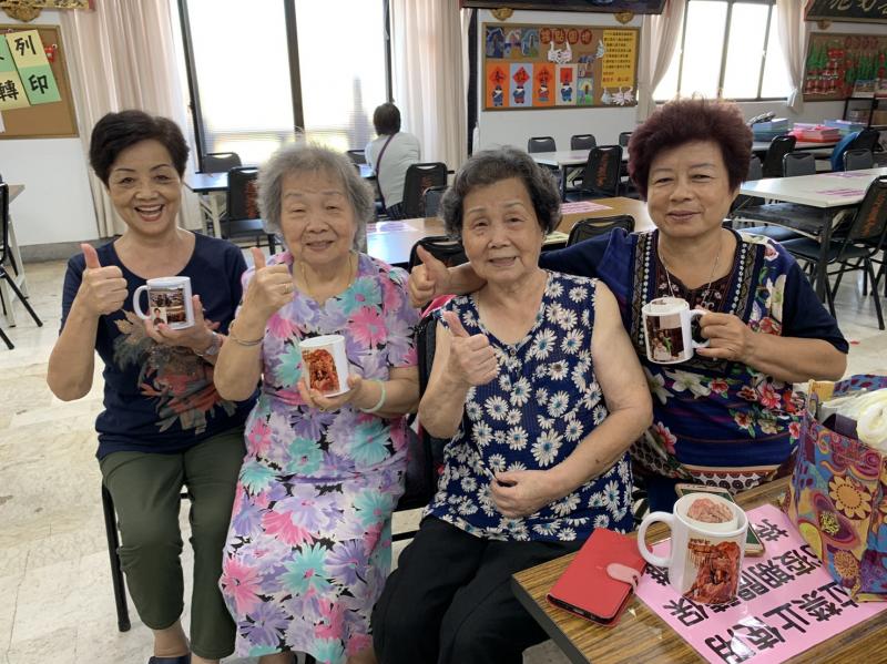 這四位美女學員，認真上課！最高齡91歲阿嬤，他們說要多學新東西腦袋才不會當機！