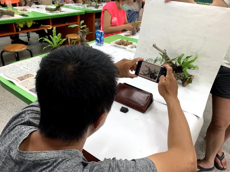 東勢DOC今年開設大地藝術課程，學員利用現有的工具及攝影媒材，架設出小小拍攝棚進行拍攝。